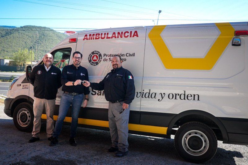 David de la Peña entrega ambulancia con tecnología Spectral Blue a la corporación de Protección Civil Santiago