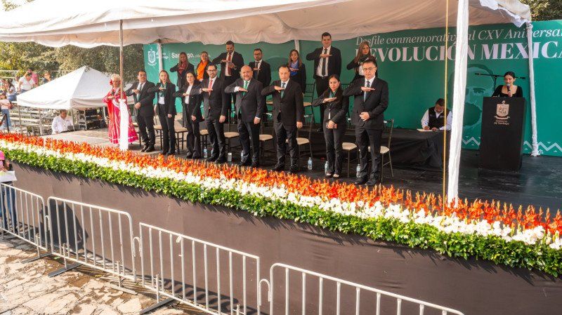 Familias santiaguenses se unen para celebrar el 115 aniversario de la Revolución Mexicana con un desfile lleno de color y tradición