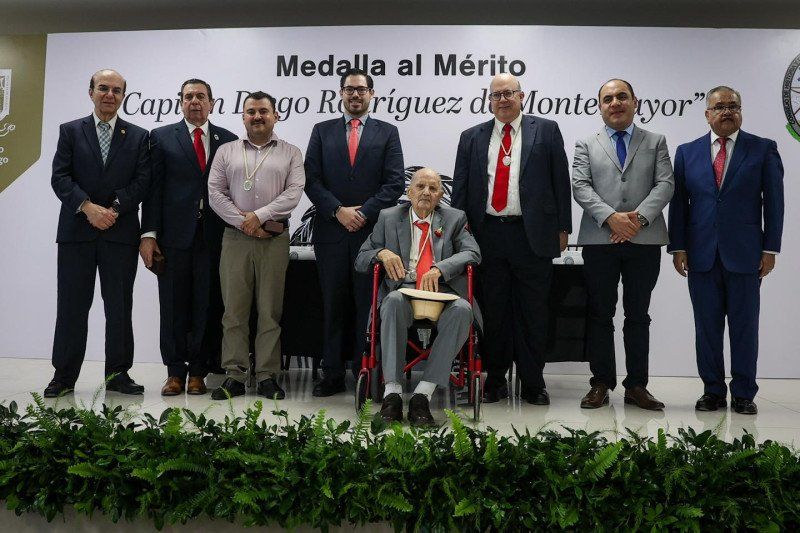 David de la Peña entrega la medalla al mérito “Diego Rodríguez de Montemayor” a tres destacados santiaguenses por su contribución al desarrollo del municipio
