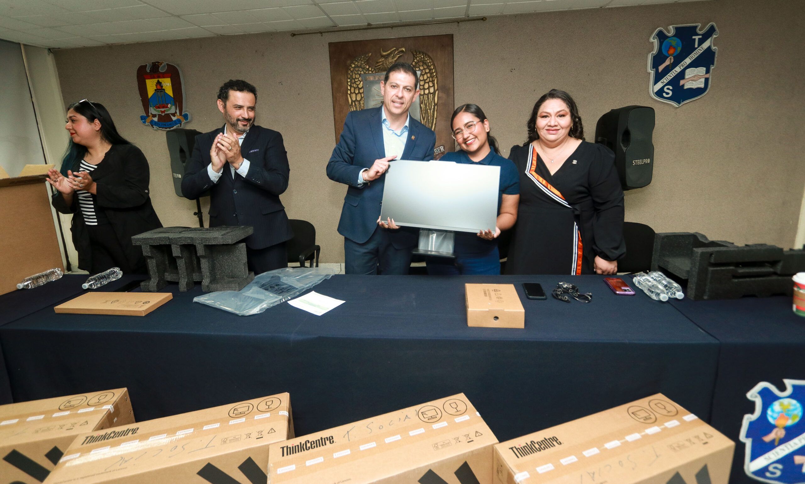 Entrega Octavio Pimentel, Rector de la UAdeC Mobiliario a la Facultad de Trabajo Social Unidad Sureste