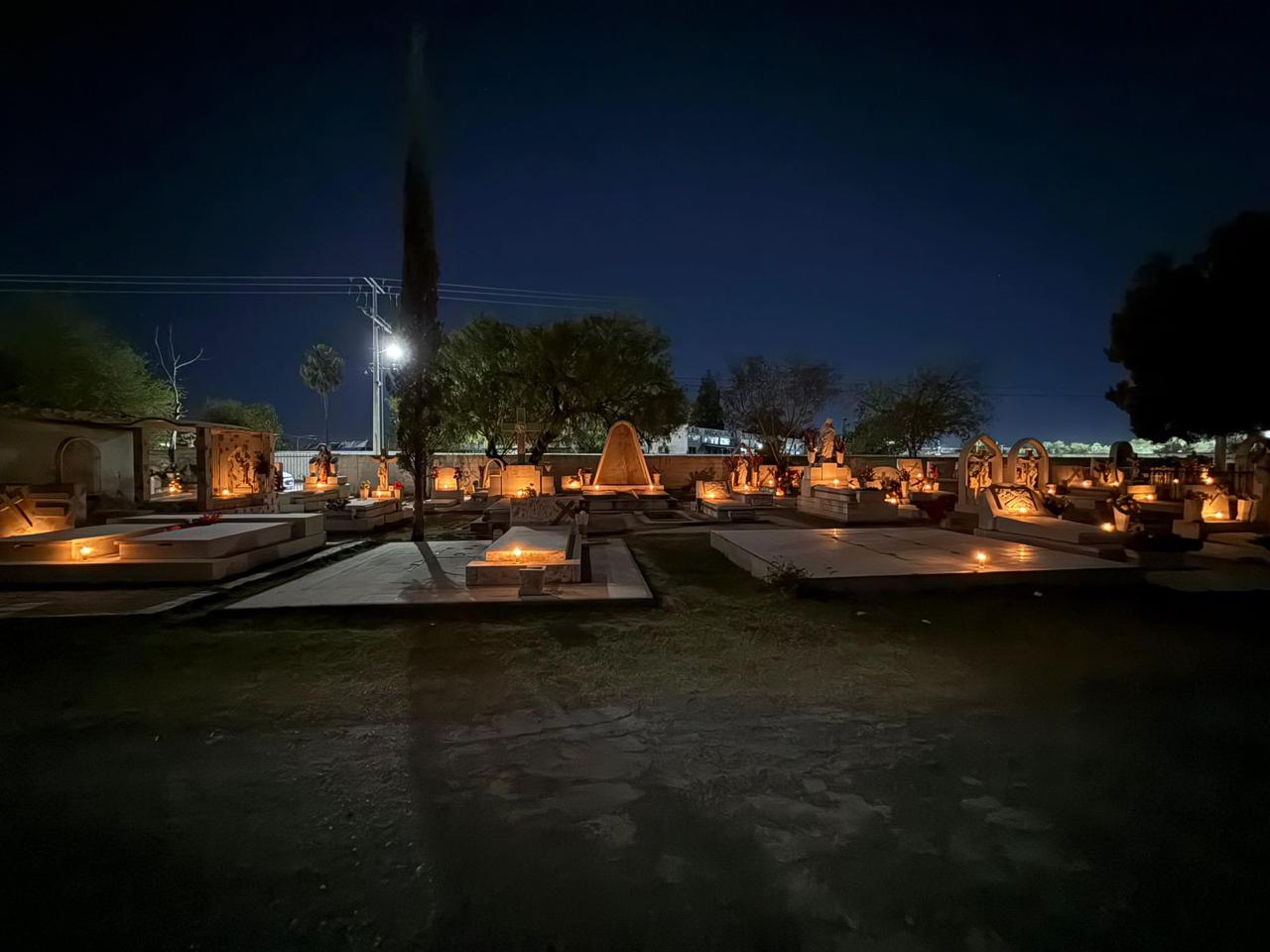 Con veladoras encendidas, el alcalde Chano Díaz honra la memoria de los fieles difuntos