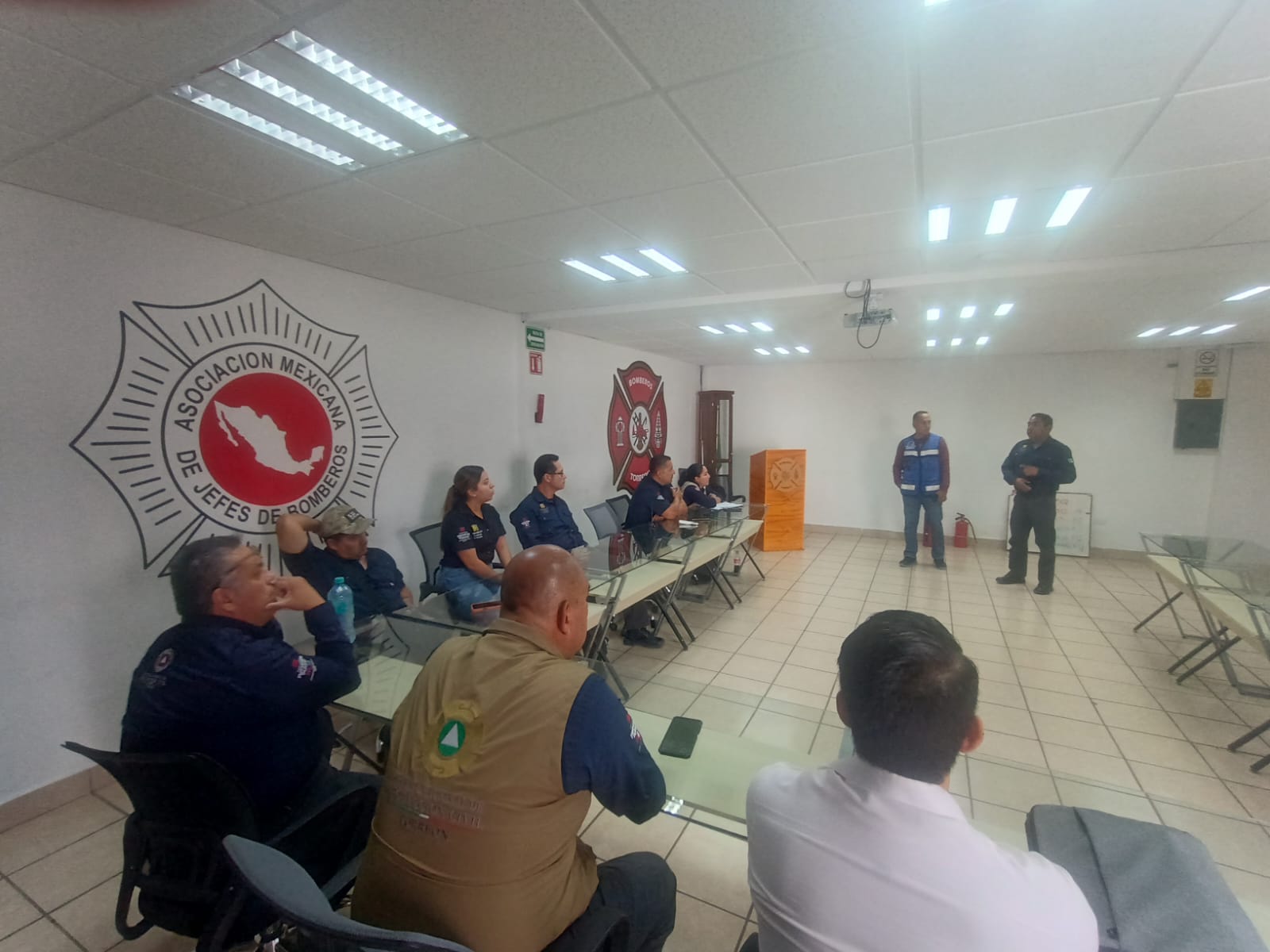Protección Civil y Bomberos de Torreón recibe capacitación en seguridad eléctrica