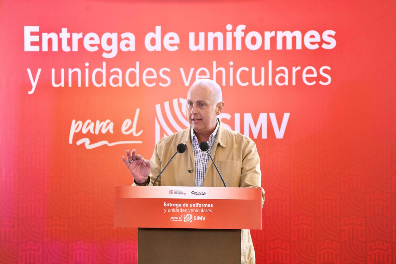 Román Alberto Cepeda González entrega uniformes y unidades vehiculares para el Sistema Integral de Mantenimiento Vial