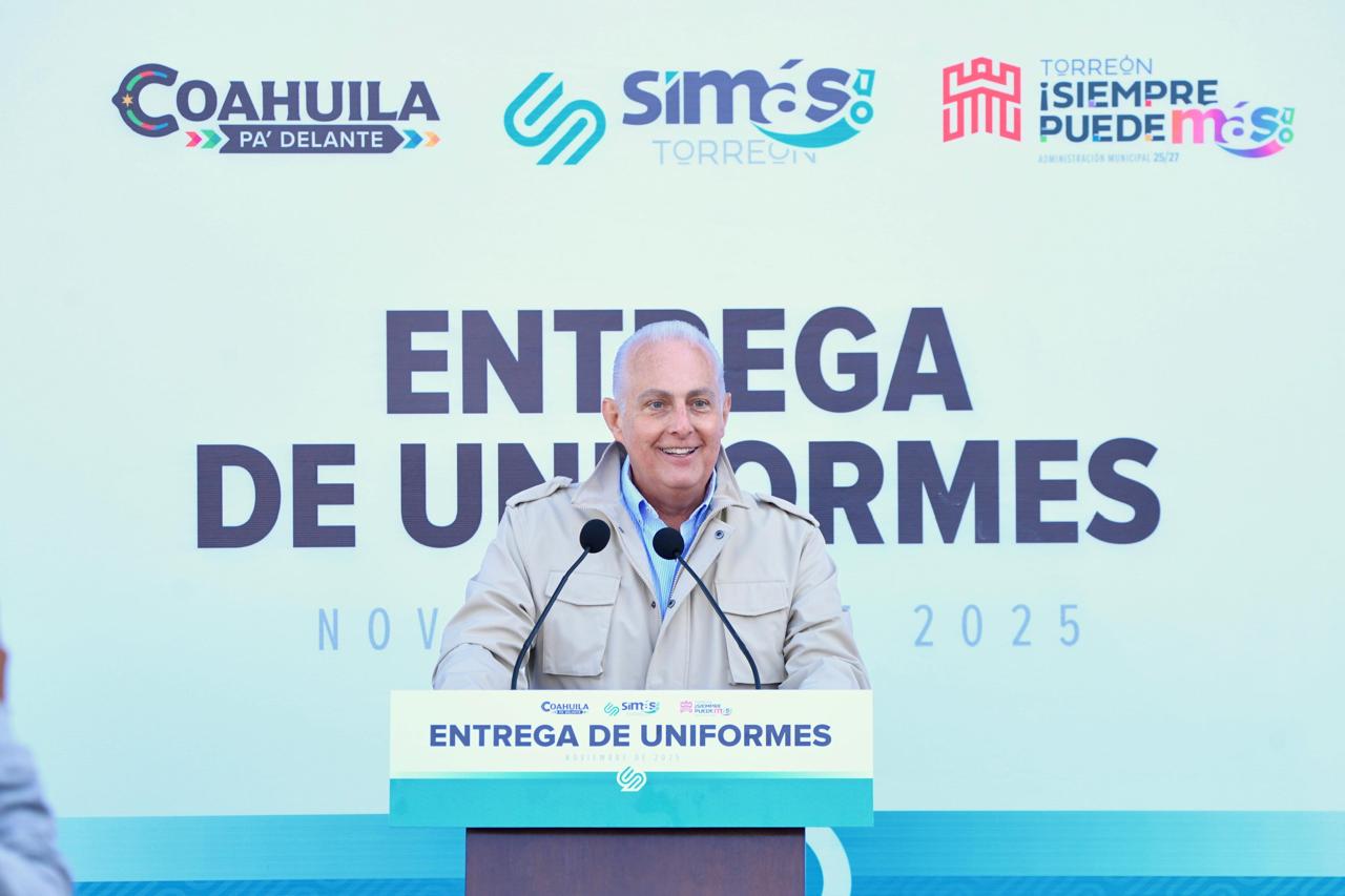 Román Alberto Cepeda González entrega uniformes al personal del SIMAS Torreón
