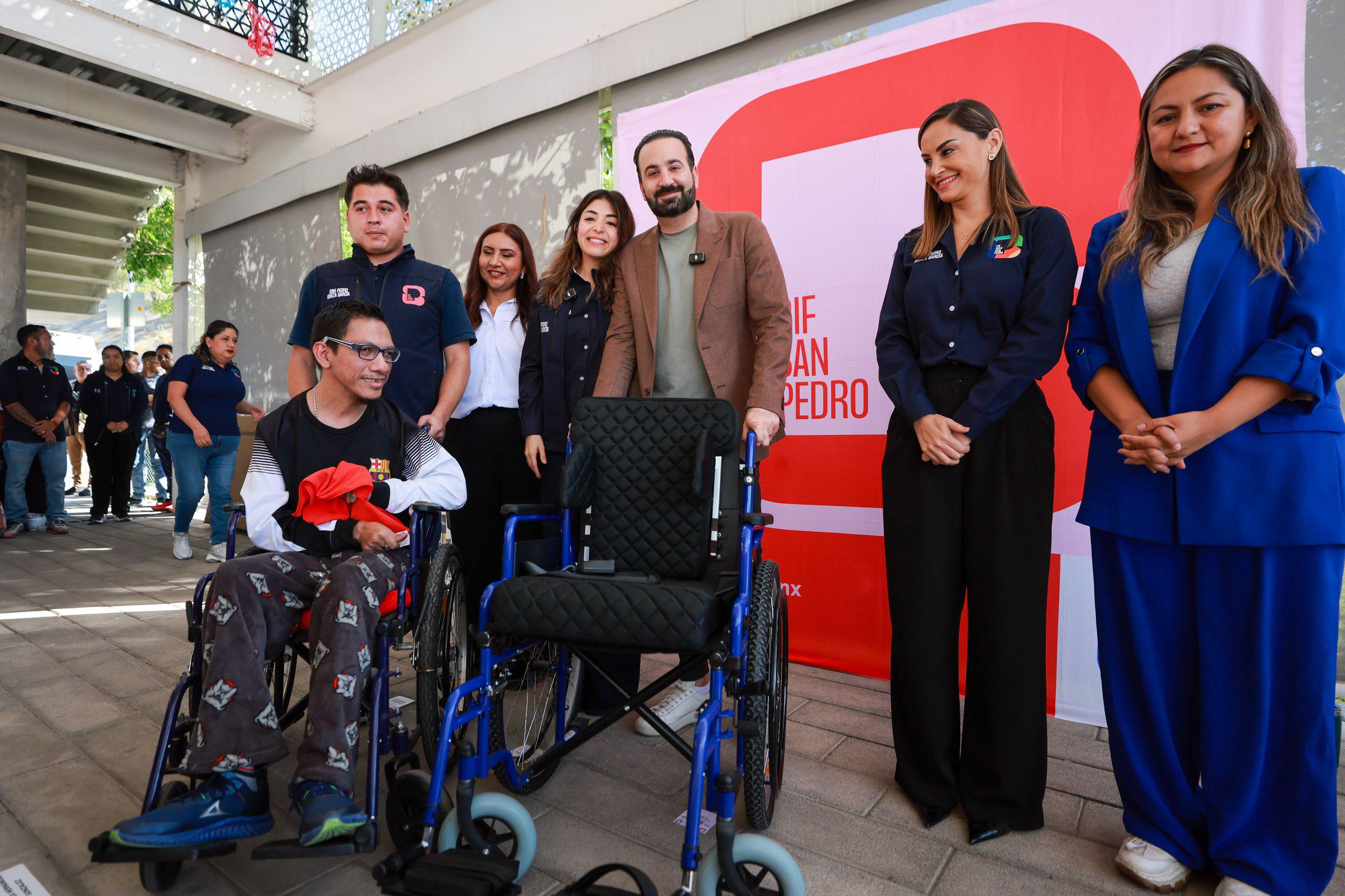 Entrega Mauricio Farah apoyos funcionales a adultos mayores