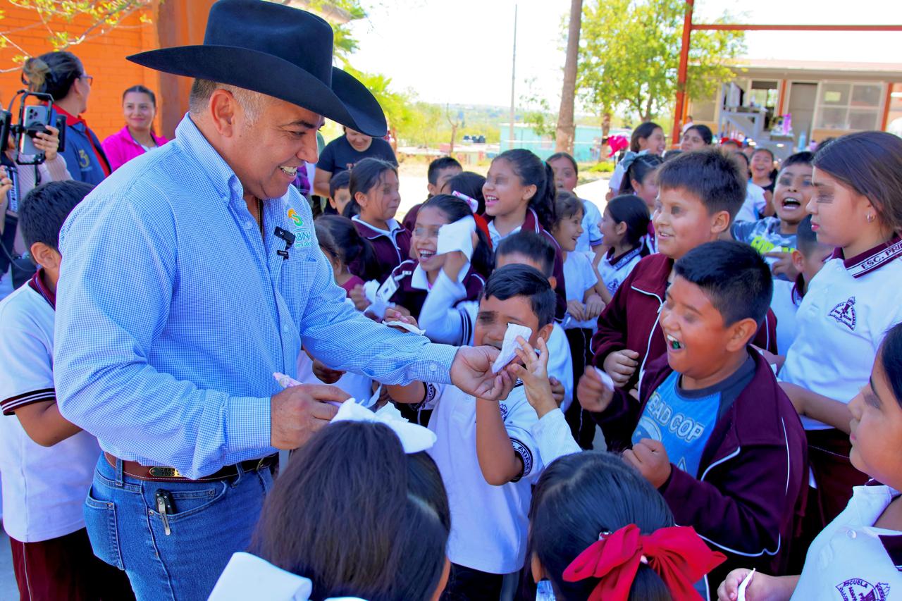 Chano Díaz cumple su palabra: Inicia construcción de cancha de pasto sintético en la Escuela Adam A. Rocha de Agujita