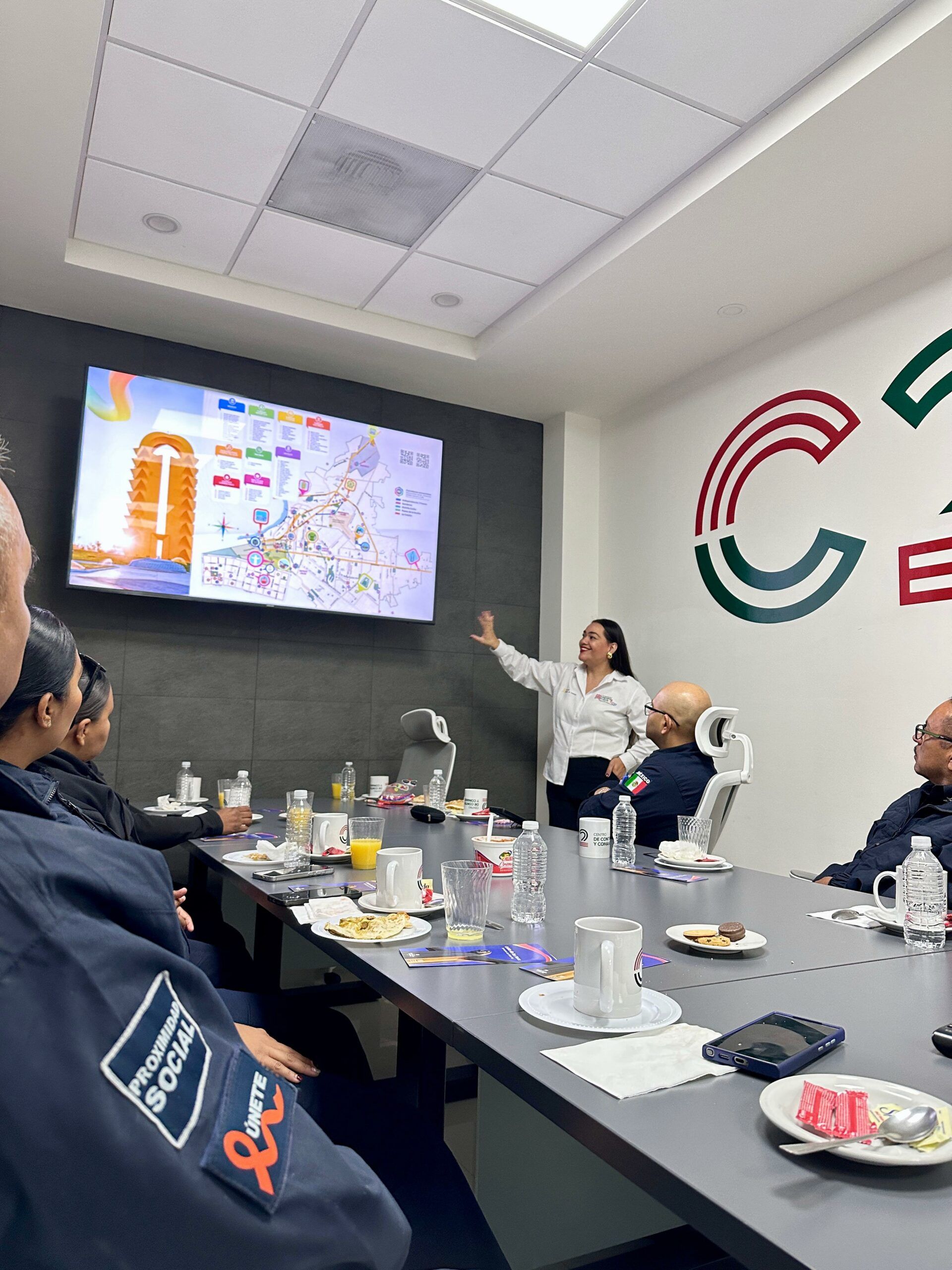 Turismo Municipal capacita a policías en atención al visitante