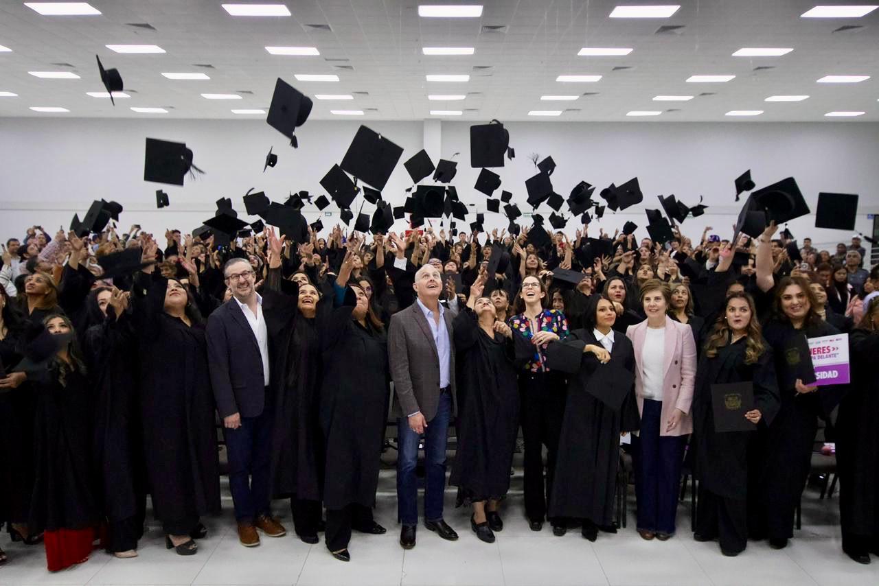 Paola Rodríguez López y Román Alberto Cepeda González entregan certificados de preparatoria y becas a “Mujeres echadas pa´ delante”