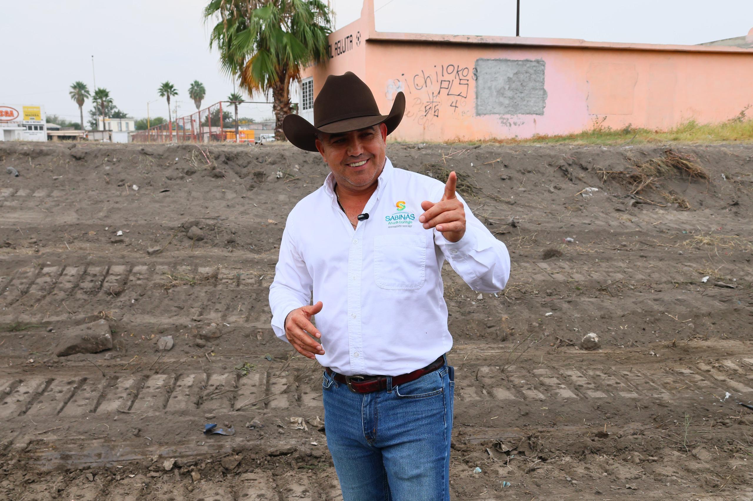 El alcalde Chano Díaz Iribarren atiende petición ciudadana y supervisa trabajos de desazolve en la Villa de Agujita