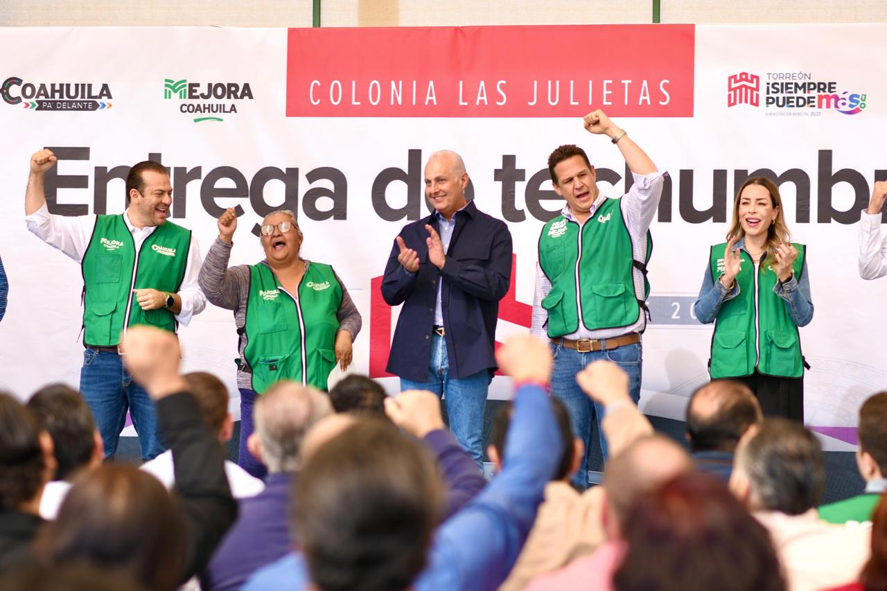 Román Alberto Cepeda González entrega techumbre y la rehabilitación de la plaza en Las Julietas