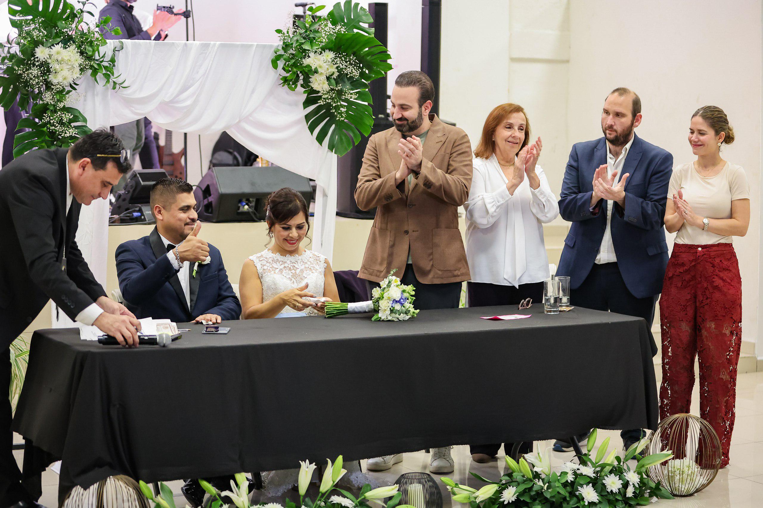 Formalizan unión 20 parejas en matrimonio colectivo en San Pedro