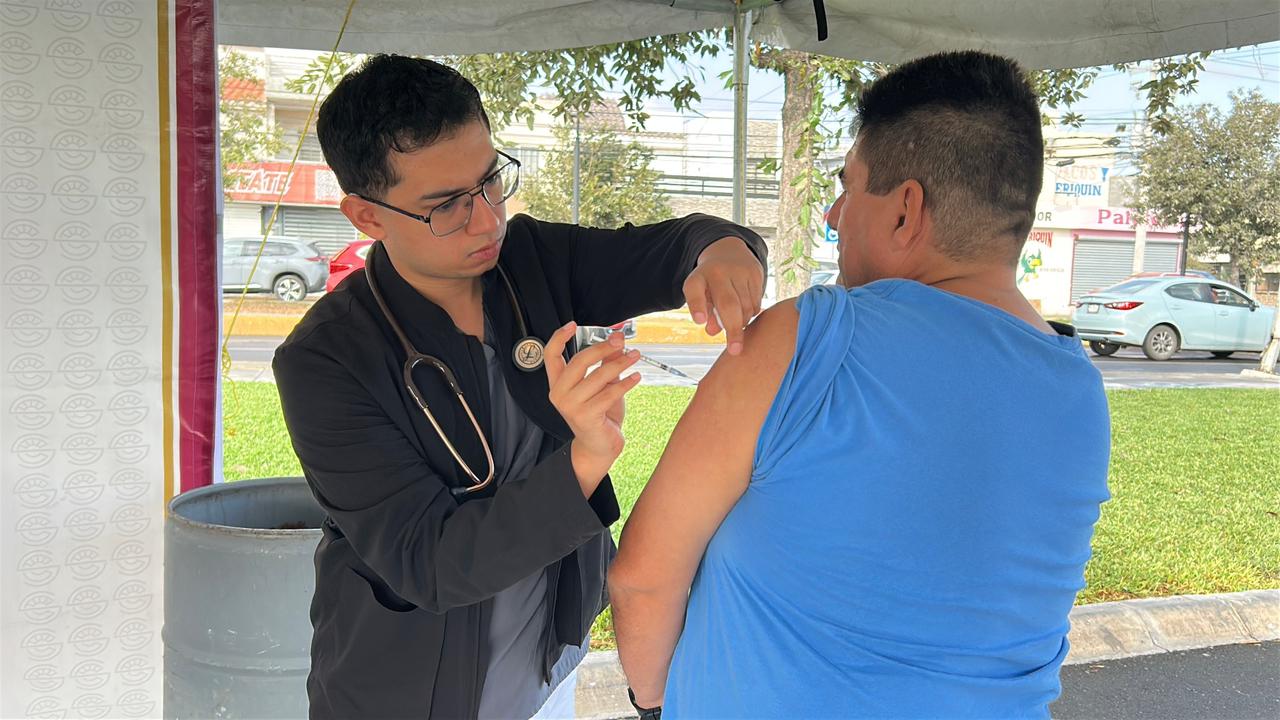 Refuerza Santa Catarina vacunación ante cambios de temperatura