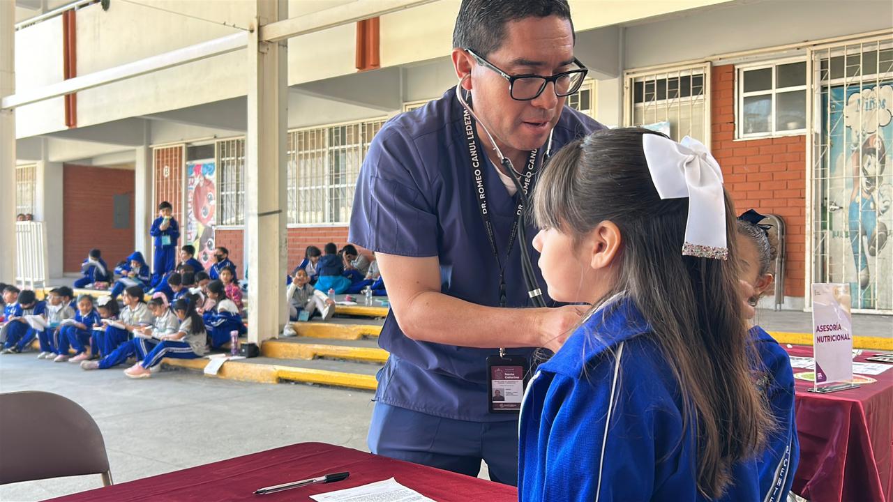 Lleva Jesús Nava atención médica a escuelas