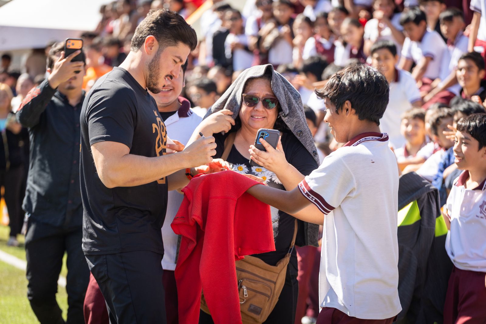Con “Cascarita” Samuel García y Mariana Rodríguez entregan cancha #343 en la Secundaria Técnica 44 “Profr. José Vasconcelos Calderón”