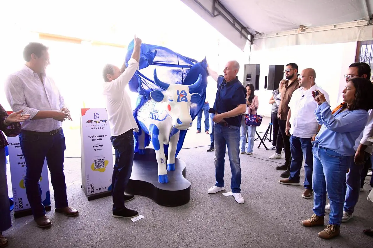Inaugura Román Cepeda la edición 2025 del CowParade