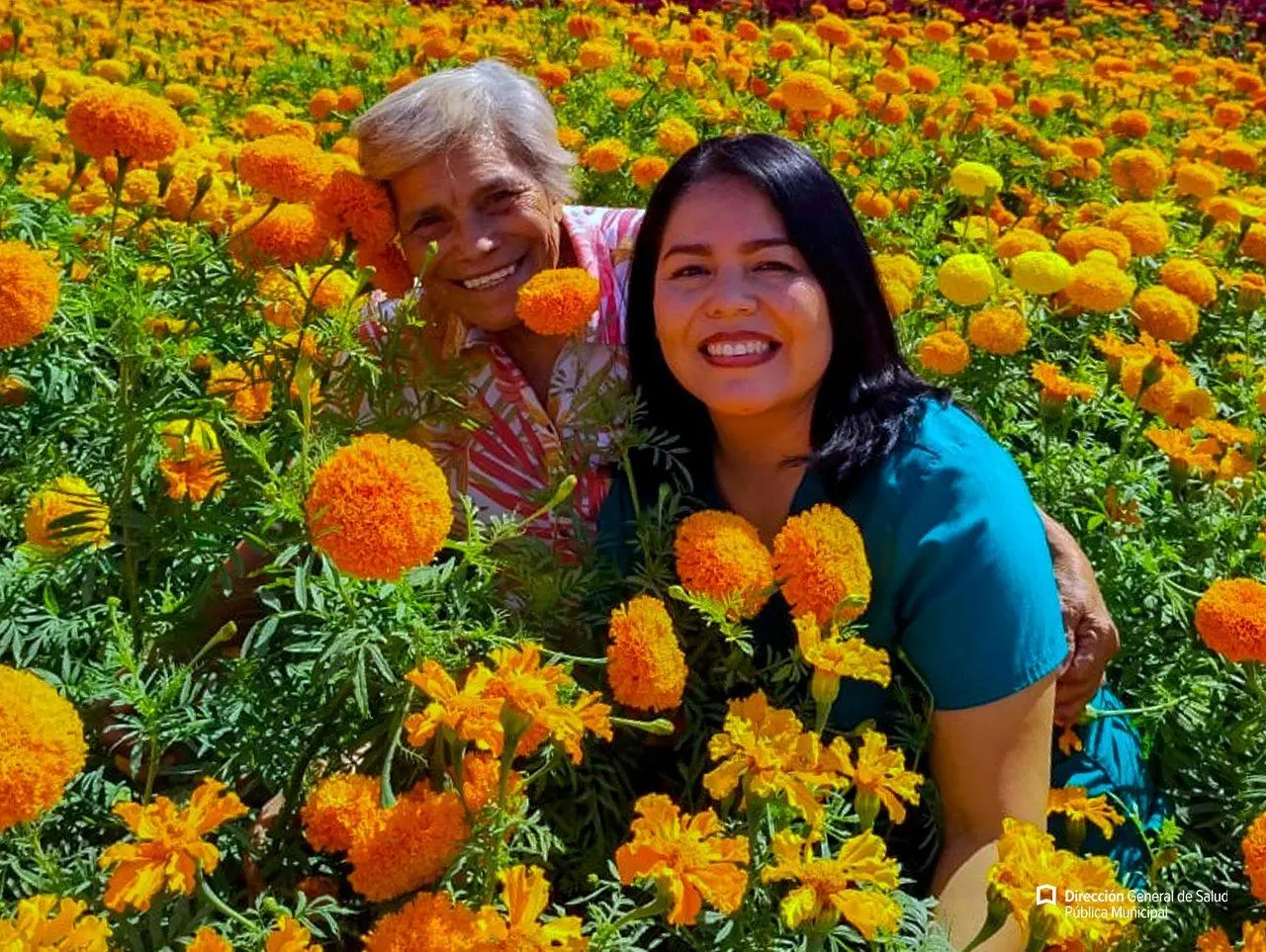 Taller “Nuevamente” asiste a campos de cempasúchil en su proceso para superar duelos