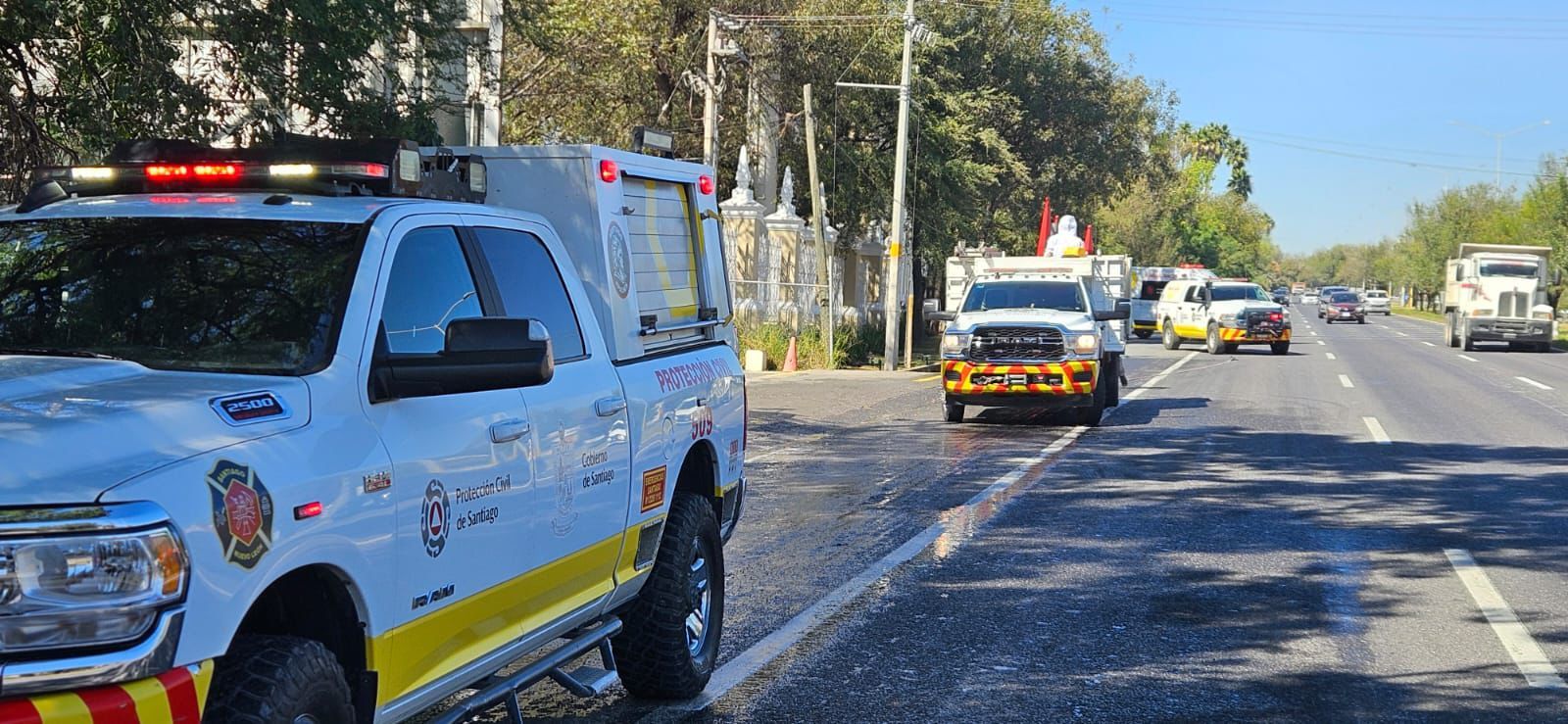Protección Civil Santiago atiende derrame de miel en la Carretera Nacional