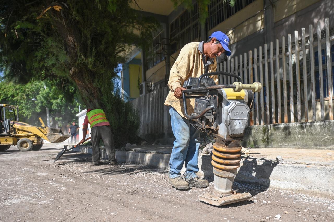 Supervisa Lalo Gattás avance de obras de pavimentación asfáltica y concreto en colonias