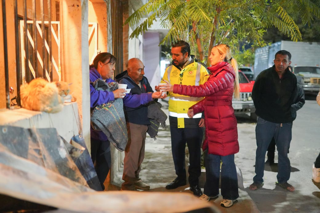 Entrega Jesús Nava bebidas calientes y cobertores ante el descenso en la temperatura