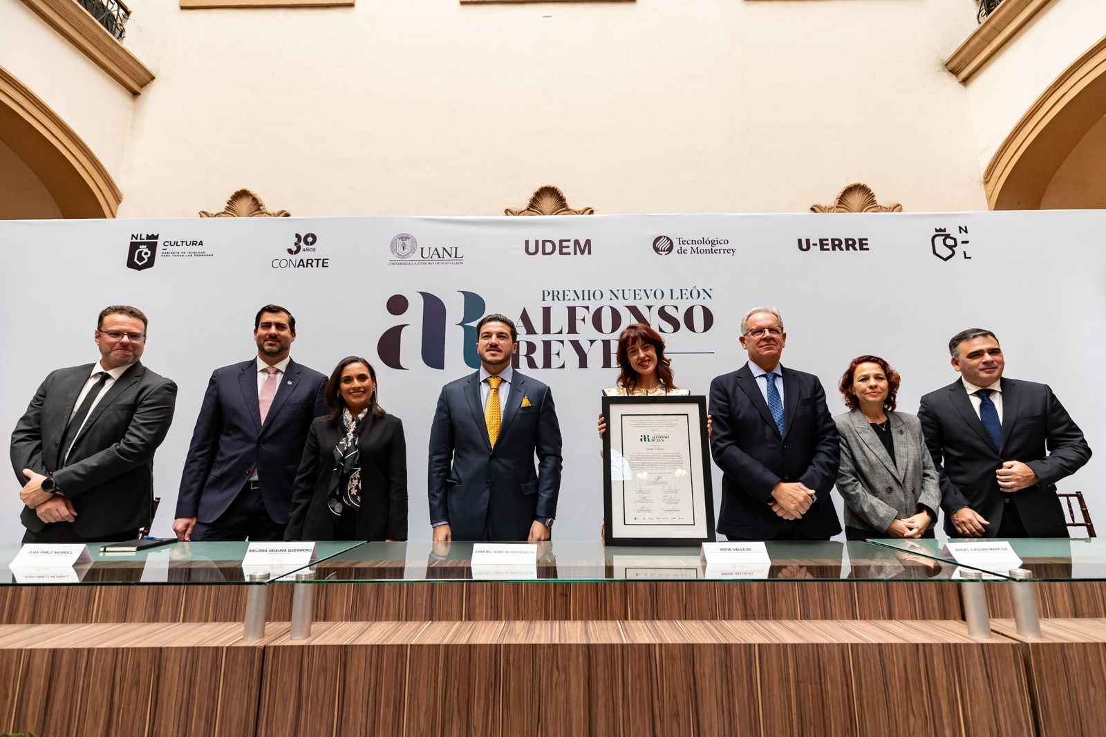 Entrega Samuel García premio Nuevo León “Alfonso Reyes”; reafirma compromiso con la palabra y la cultura