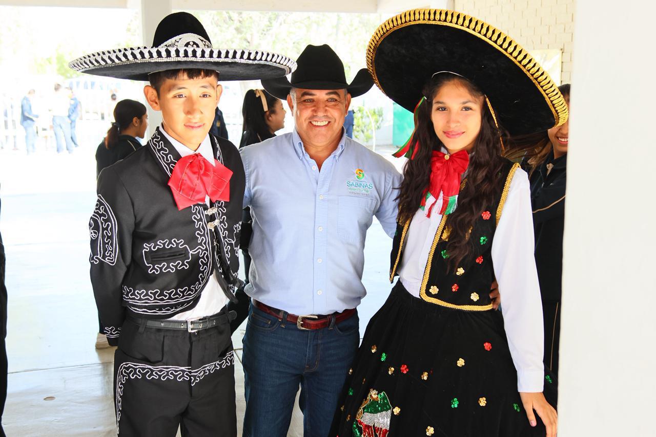 Chano Díaz Irribarren participa en el ensombramiento de La Adelita 2025 en la Secundaria General “Francisco Murguía”