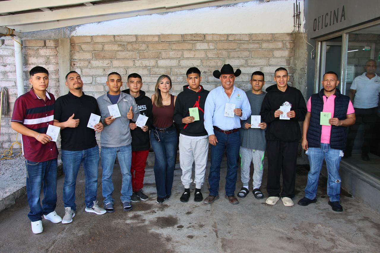Chano Díaz encabeza entrega de cartillas liberadas a jóvenes del Anexo “Mano con Mano” en San José de Cloete