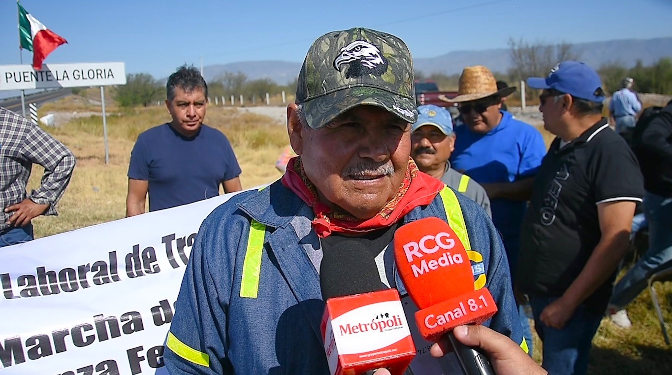 Más de 500 exobreros de AHMSA marchan rumbo a Saltillo para exigir solución a su situación laboral
