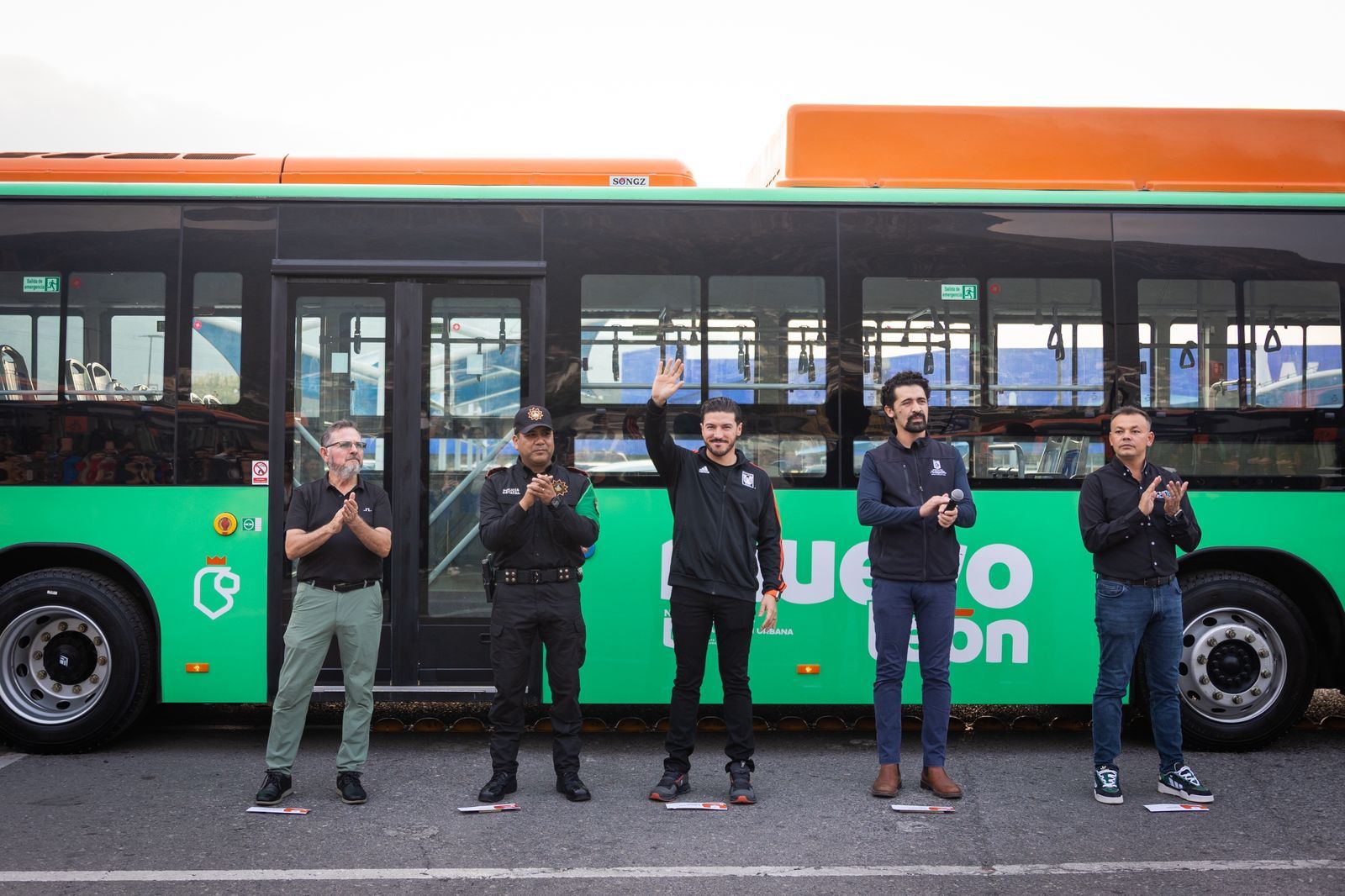 Avanza Samuel García en reestructuración del Transporte Público; entrega unidades de la Ruta 301