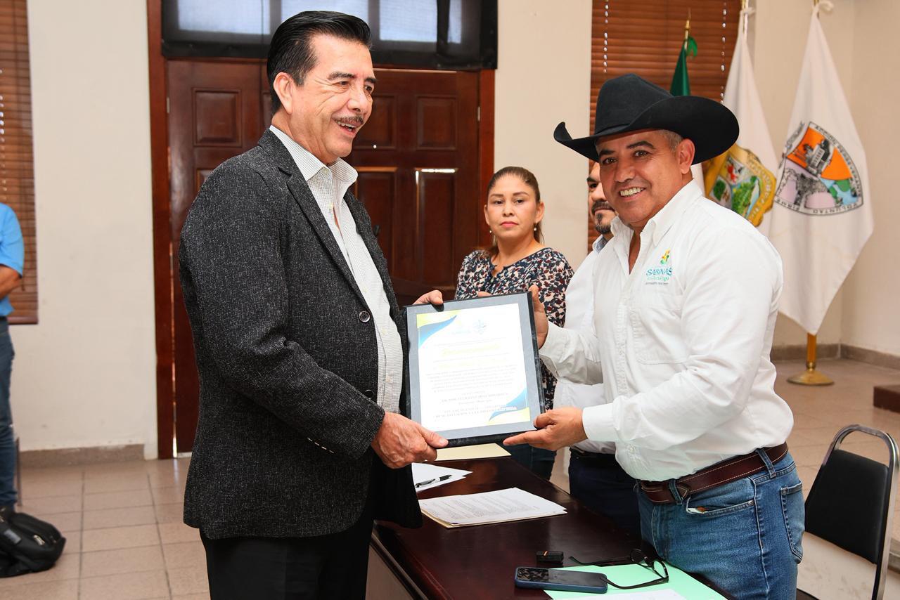 Chano Díaz entrega reconocimiento a un sabinense de corazón y servicio: Dr. Mario Alberto Díaz Rosales