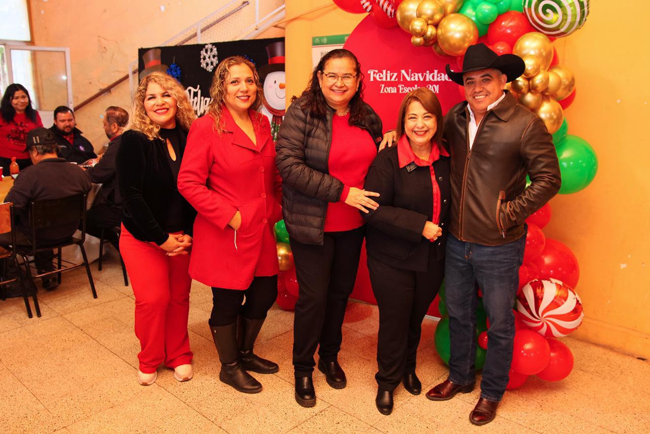 Convive Chano Díaz con profesores de la supervisión escolar 301 en su tradicional posada.
