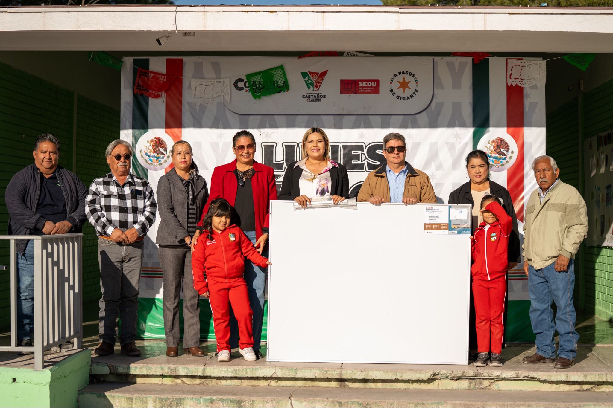 Fortalece Yesica Sifuentes vínculo con la comunidad educativa de Castaños
