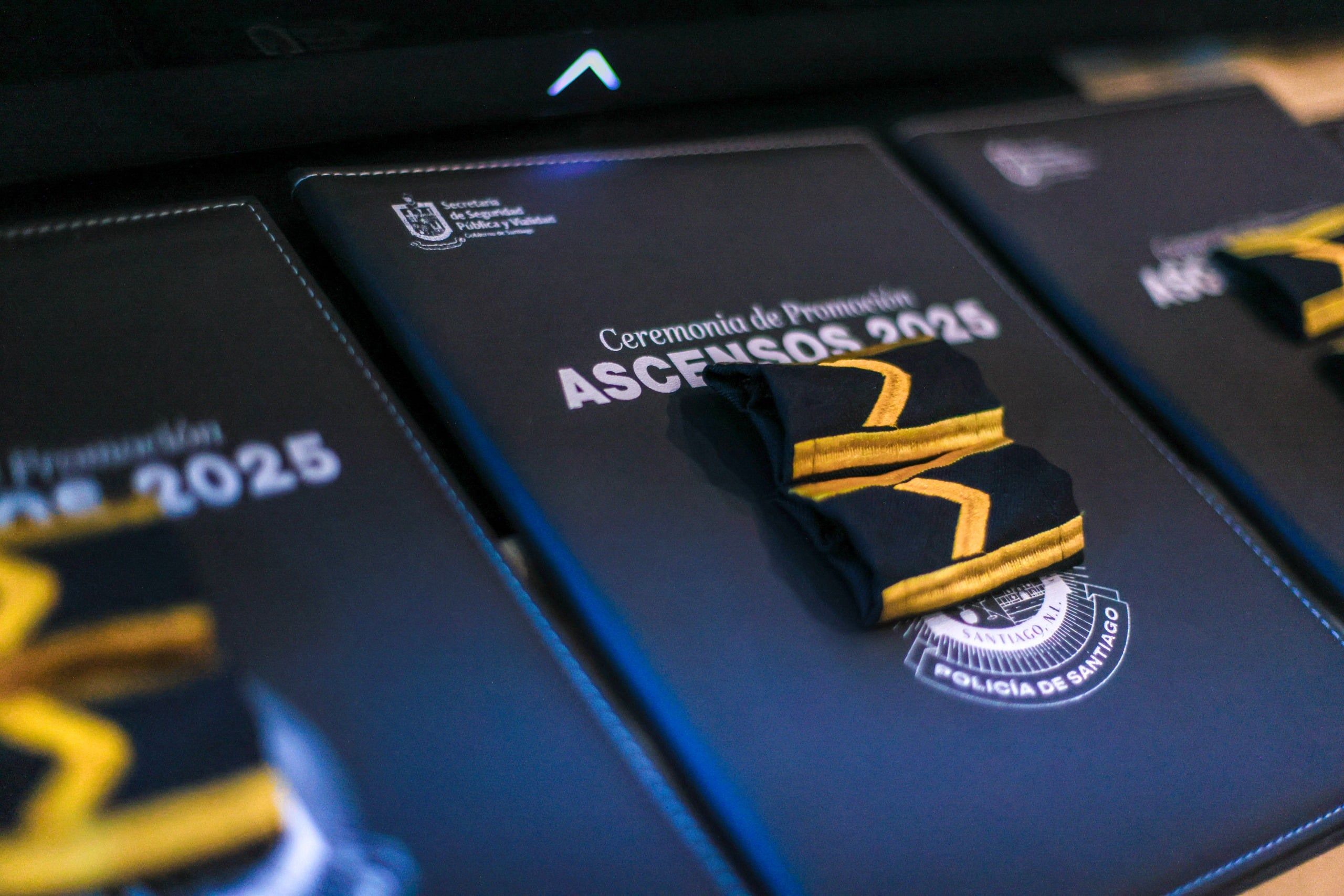 Encabeza David de la Peña imposición de grados a 8 elementos de la Secretaría de Seguridad Pública de Santiago