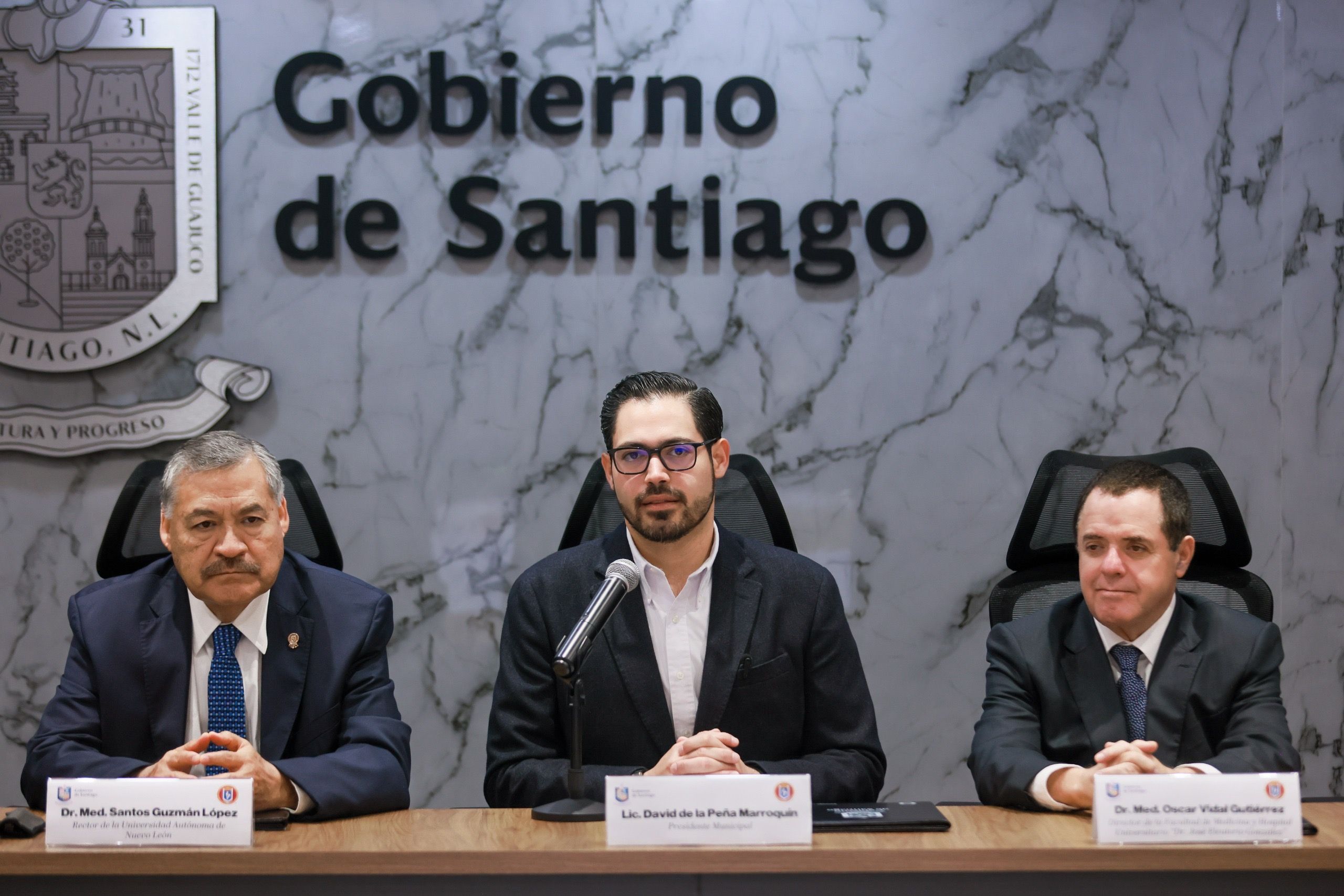 Formaliza David de la Peña donación de terreno al HU para construir el primer hospital en Santiago