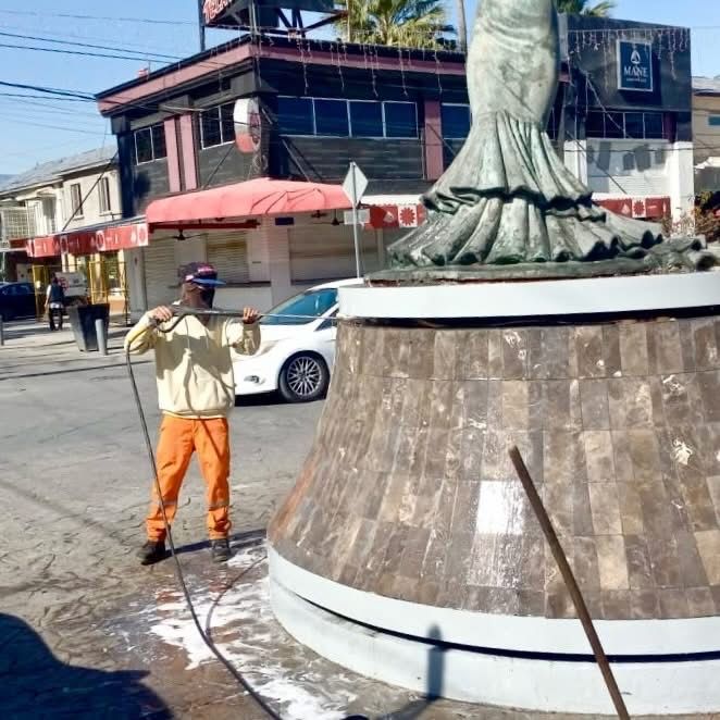 Llevan a cabo acciones de limpieza en espacios públicos y mantenimiento de monumentos emblemáticos