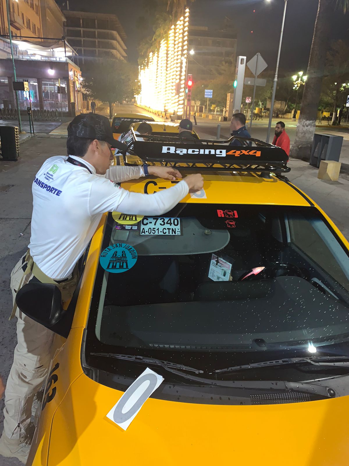 Refuerzan seguridad en “Zona taxi de abordaje seguro” con la colocación de número de concesión en toldos