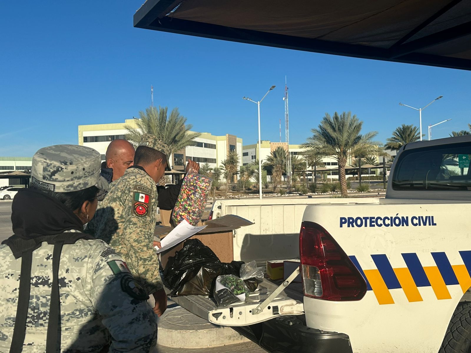 Protección Civil entrega a la Sedena mercancía decomisada durante el Operativo Pirotecnia