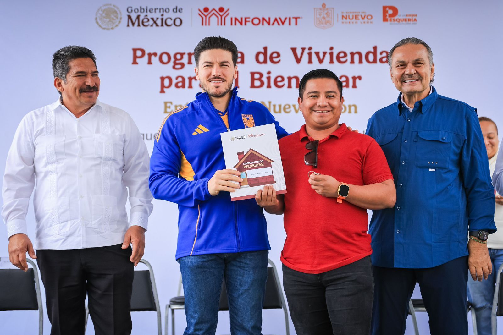 Encabeza Samuel García entrega de viviendas a familias vulnerables de Pesquería