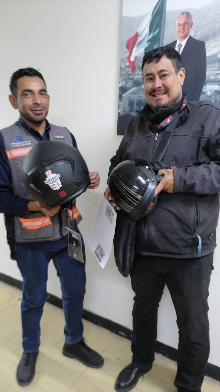 Motociclistas participan en el “Cambiatón” de 200 cascos