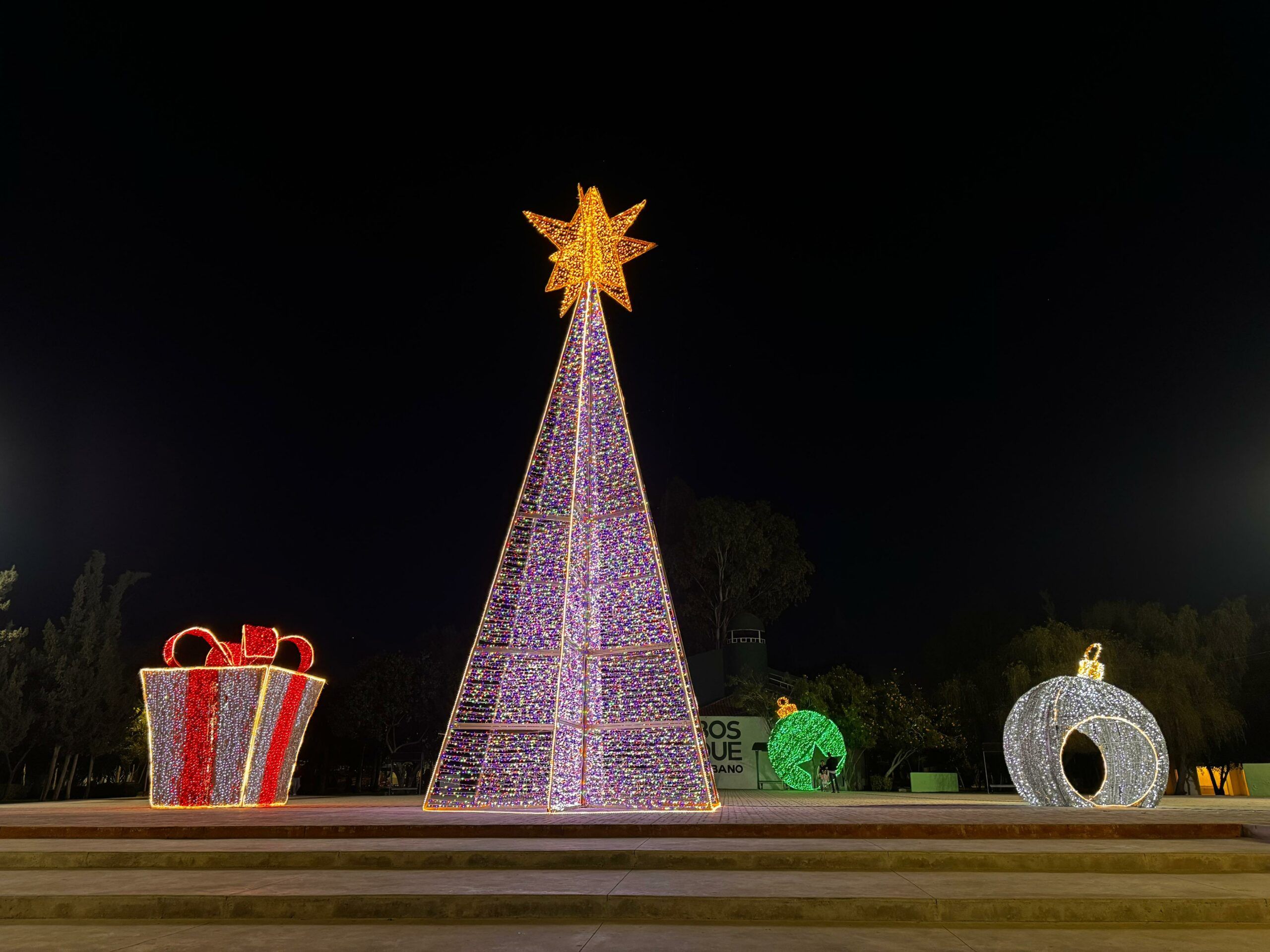 Extienden la decoración navideña al Bosque Urbano