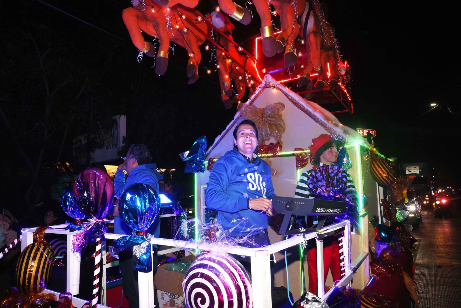 Miles disfrutan desfile navideño de San Nicolás; comparten con familias de Escobedo