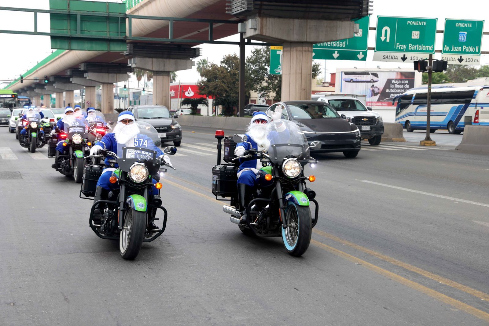 Llevan tránsitos nicolaítas espiritú navideño a las calles