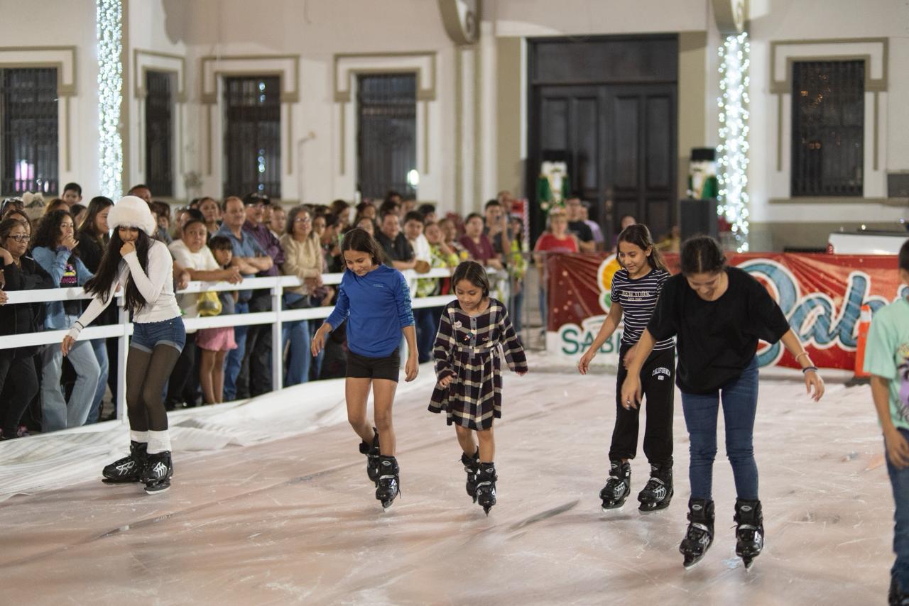 Chano Díaz Iribarren invita a las familias de Sabinas a disfrutar la Pista de Hielo gratuita en la Plaza Principal