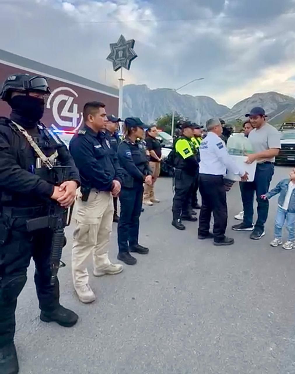 Lleva Jesús Nava alimentos a policías, bomberos y trabajadores de limpia