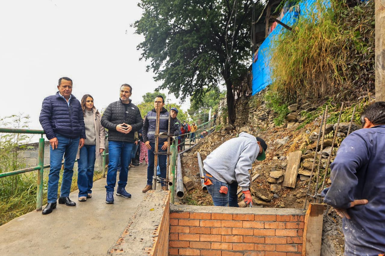 Entrega Adrián de la Garza obras de movilidad y de servicios en la colonia Cerro de la Campana