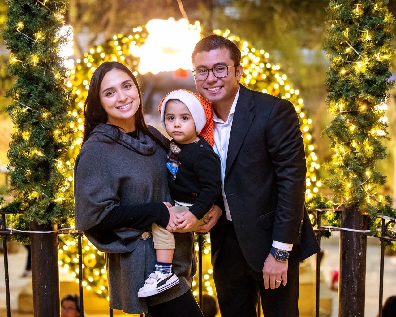 Arranca Félix Arratia la Navidad en Juárez con el encendido del pino navideño