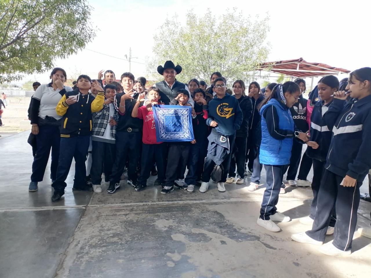 Chano Díaz reafirma su compromiso con la juventud durante visita a la Secundaria Técnica María Guadalupe Zúñiga Díaz