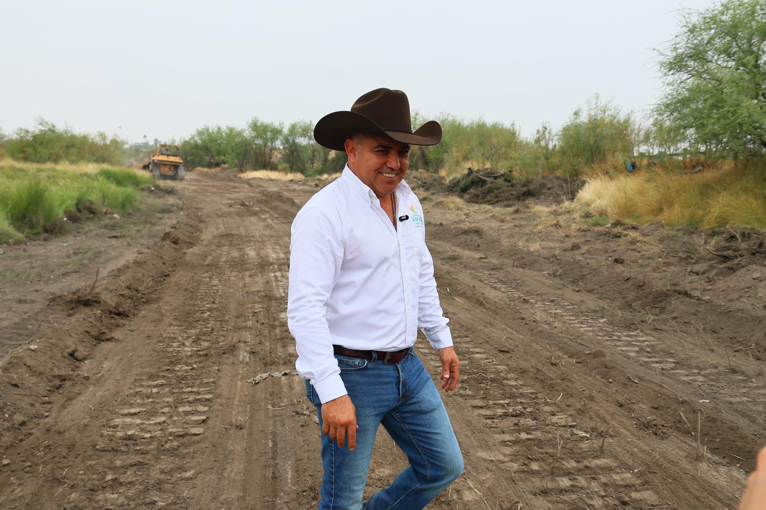 Alcalde Chano Díaz Iribarren supervisa trabajos de compactación y atención a problemática de acumulación de agua en la colonia Atenas 1