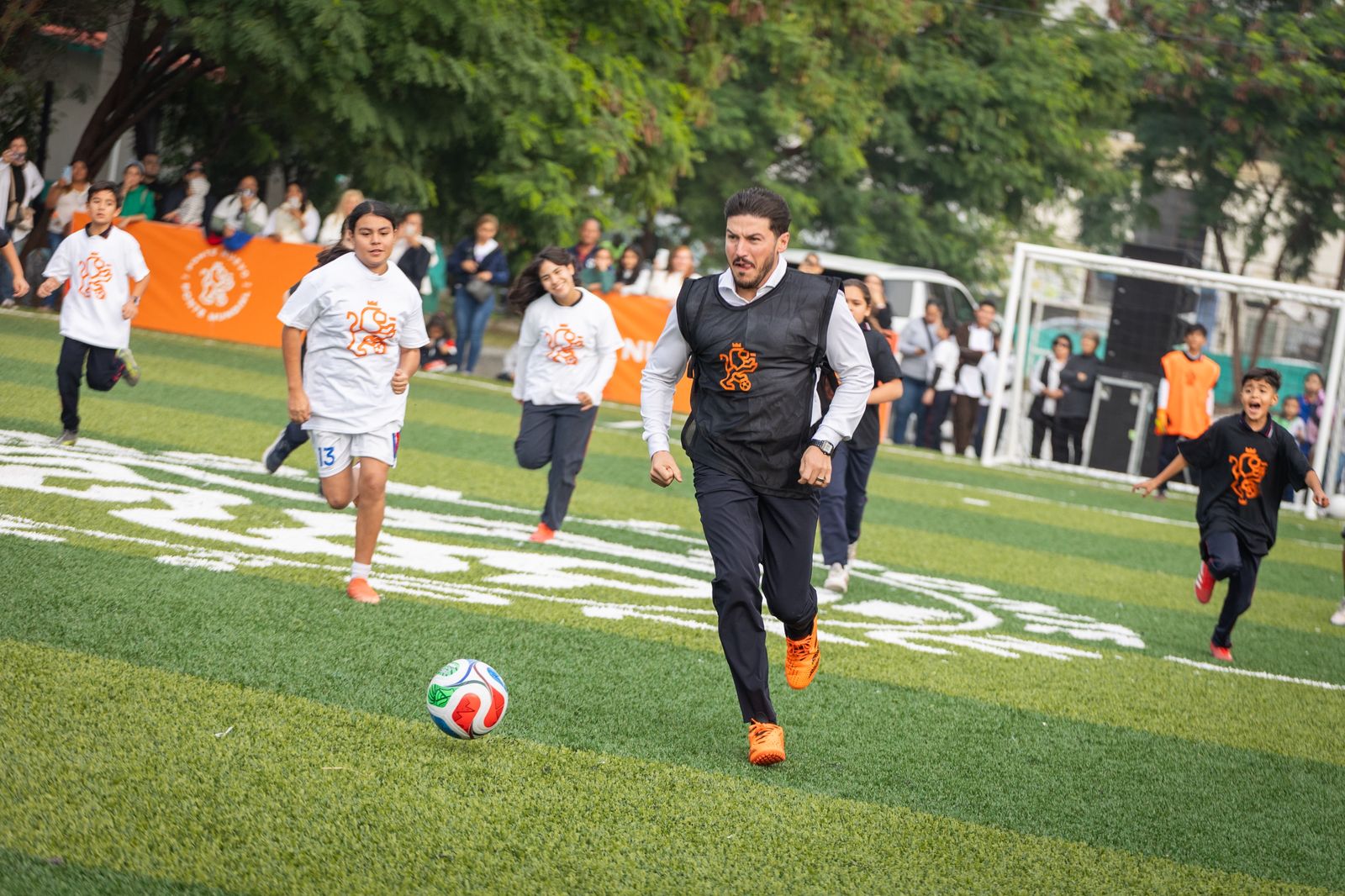 Previo al sorteo de la FIFA, Samuel García inaugura cancha del programa Ponte Nuevo, Ponte Mundial