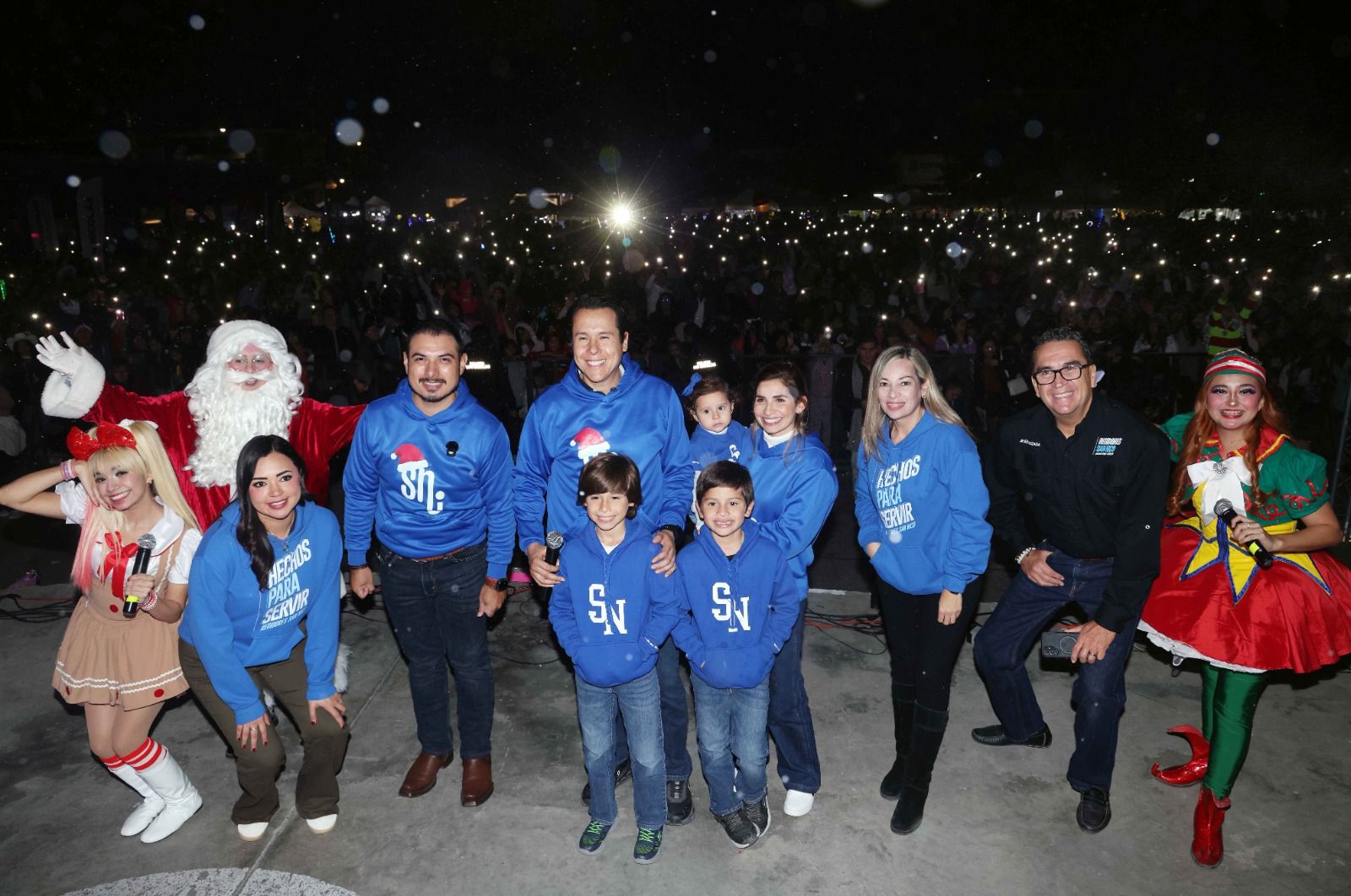 Disfrutan más de 5 mil nicolaítas encendido de pino navideño