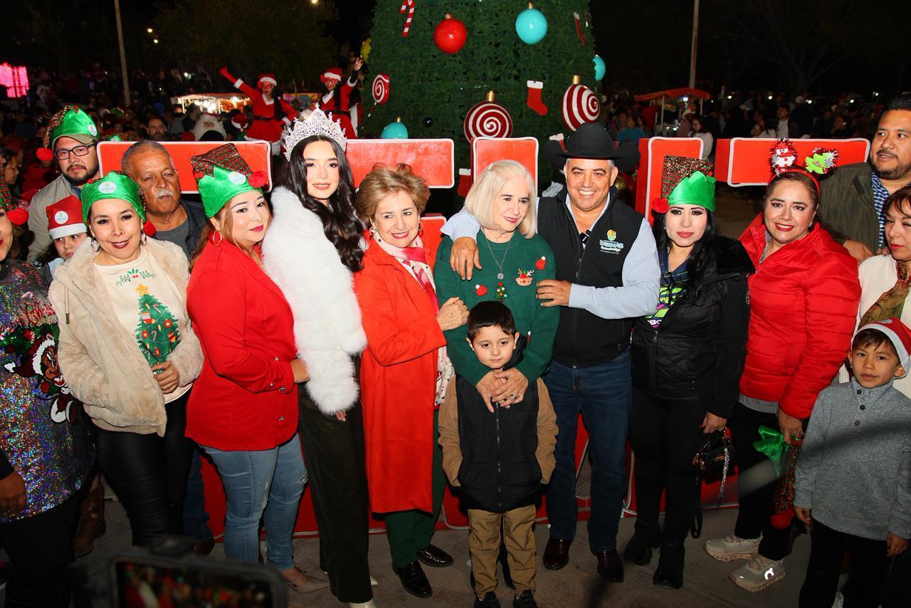 Chano Díaz enciende la magia que une a Sabinas con el Pino y la Villa Navideña 2025